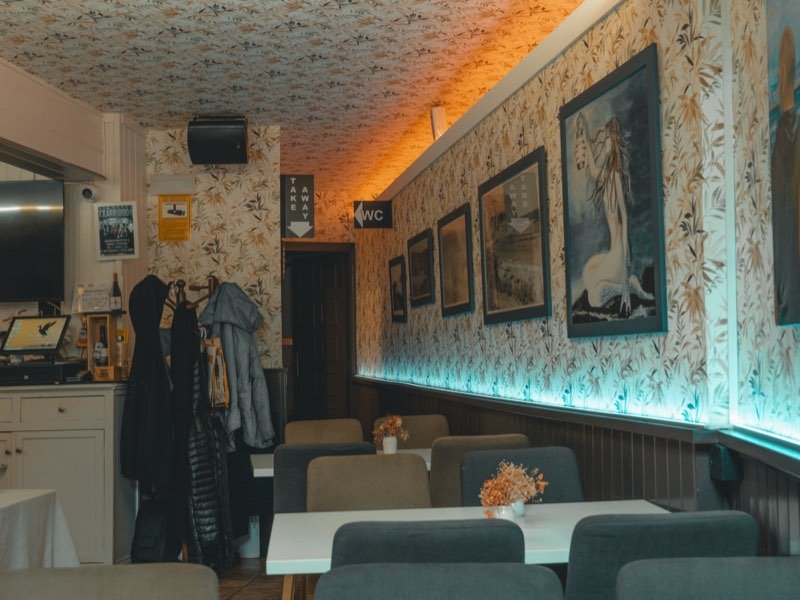 La sala con los cuadros y las mesas de la casa