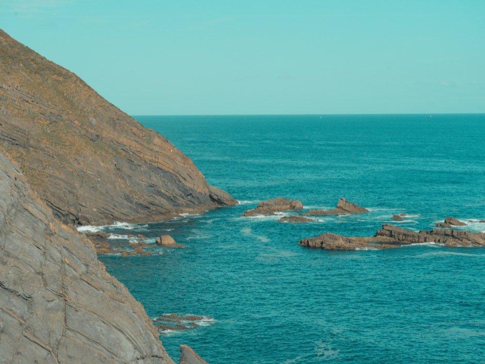El monte cayendo en acantilado sobre el mar